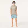 חולצה קצרה ירוק אוקלי OAKLEY BARK SUN TEE BOULDER GREEN דוגמן מקדימה מרכיב משקפיים ידיים לצידי הגוף