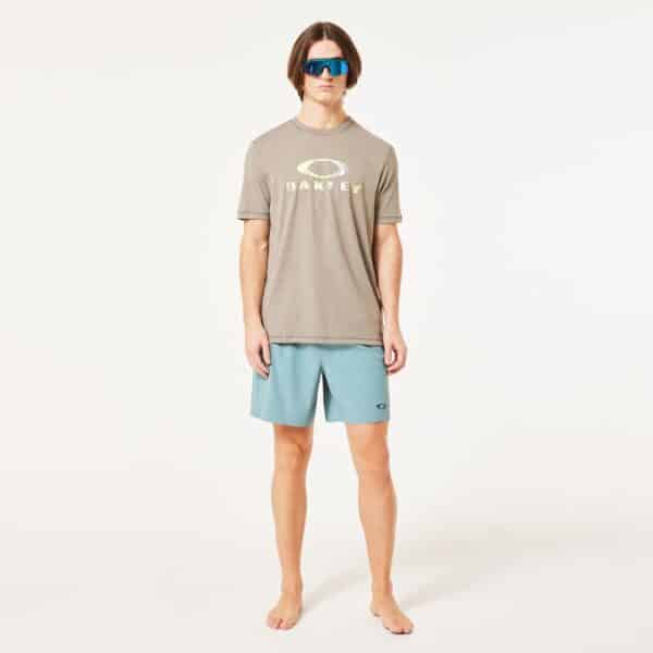 חולצה קצרה ירוק אוקלי OAKLEY BARK SUN TEE BOULDER GREEN דוגמן מקדימה מרכיב משקפיים ידיים לצידי הגוף