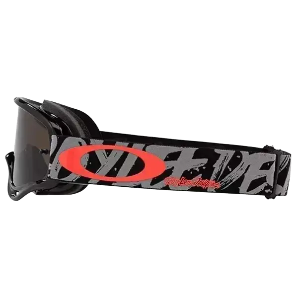 OAKLEY PAINTED-BLACK-STRAP-DARK-GRAY-LENS-TROY-LEE-DESIGNS משקף אבק מהצד