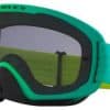 משקפי Oakley O Frame 2.0 Pro MX B1B Retina Celeste מבט קדמי עם עדשת Clear מבט צד על מסגרת בצבע Retina Celeste תקריב על רצועת Oakley עם הדפס B1B קלאסי מבט אחורי על שכבת פנים Triple-Layer Face Foam