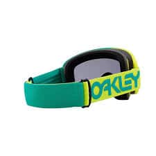 משקפי Oakley O Frame 2.0 Pro MX B1B Retina Celeste מבט קדמי עם עדשת Clear מבט צד על מסגרת בצבע Retina Celeste תקריב על רצועת Oakley עם הדפס B1B קלאסי מבט אחורי על שכבת פנים Triple-Layer Face Foam