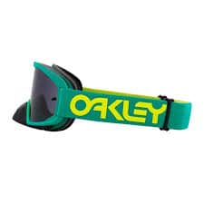 תקריב על רצועת Oakley עם הדפס B1B קלאסי