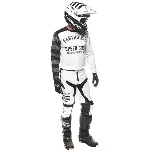 חליפת רכיבה פסטהאוס לבנה – Fasthouse Carbon Method White בעמידה מהצד