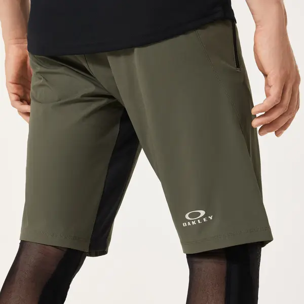 מכנס רכיבה קצר OAKLEY Free Ride Lined Short ירוק צבאי מק"ט FOA406787-7CE - תקריב - ירך קדמי