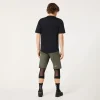 מכנס רכיבה קצר OAKLEY Free Ride Lined Short ירוק צבאי מק"ט FOA406787-7CE - תמונת לבוש - אחורי
