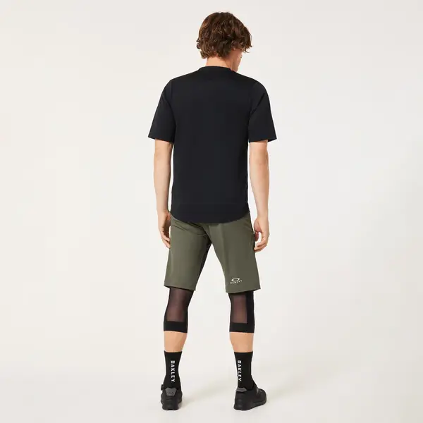 מכנס רכיבה קצר OAKLEY Free Ride Lined Short ירוק צבאי מק"ט FOA406787-7CE - תמונת לבוש - אחורי