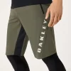 מכנס רכיבה קצר OAKLEY Free Ride Lined Short ירוק צבאי מק"ט FOA406787-7CE - תקריב - צד