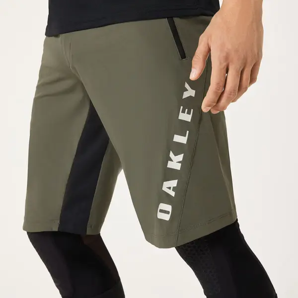 מכנס רכיבה קצר OAKLEY Free Ride Lined Short ירוק צבאי מק"ט FOA406787-7CE - תקריב - צד