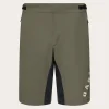 מכנס רכיבה קצר OAKLEY Free Ride Lined Short ירוק צבאי מק"ט FOA406787-7CE - מבט קדמי