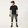 מכנס רכיבה קצר OAKLEY Free Ride Lined Short ירוק צבאי מק"ט FOA406787-7CE - תמונת לבוש - קדמי