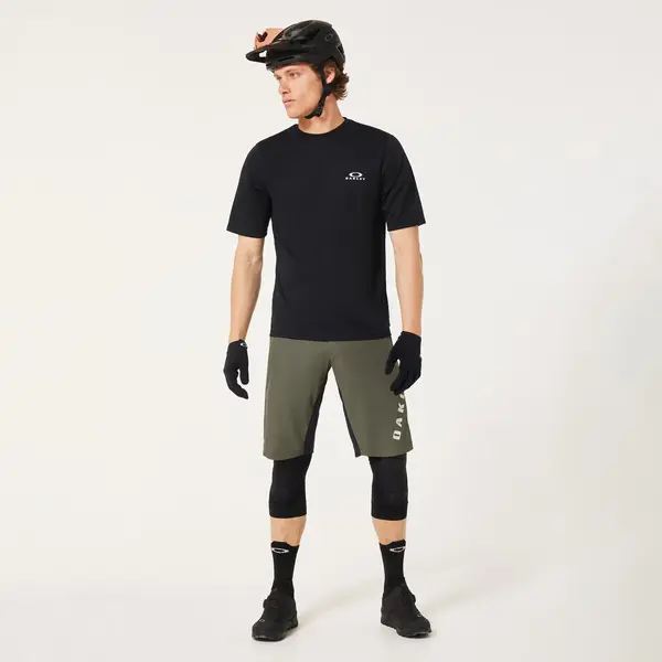 מכנס רכיבה קצר OAKLEY Free Ride Lined Short ירוק צבאי מק"ט FOA406787-7CE - תמונת לבוש - קדמי