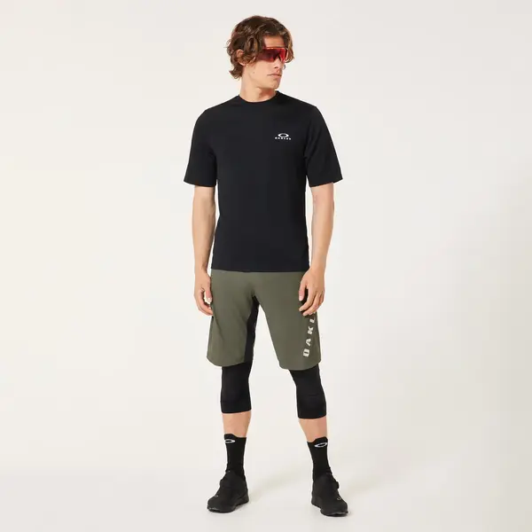מכנס רכיבה קצר OAKLEY Free Ride Lined Short ירוק צבאי מק"ט FOA406787-7CE - תמונת לבוש - קדמי 2
