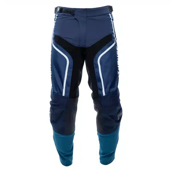 מכנס Fasthouse Grindhouse Hudson Pant מבט קדמי מבט צד על פאנלים גמישים ועיצוב Hudson תקריב על חיזוקי העור באזור הברכיים לוגו Fasthouse על חגורת המותן בעיצוב קלאסי