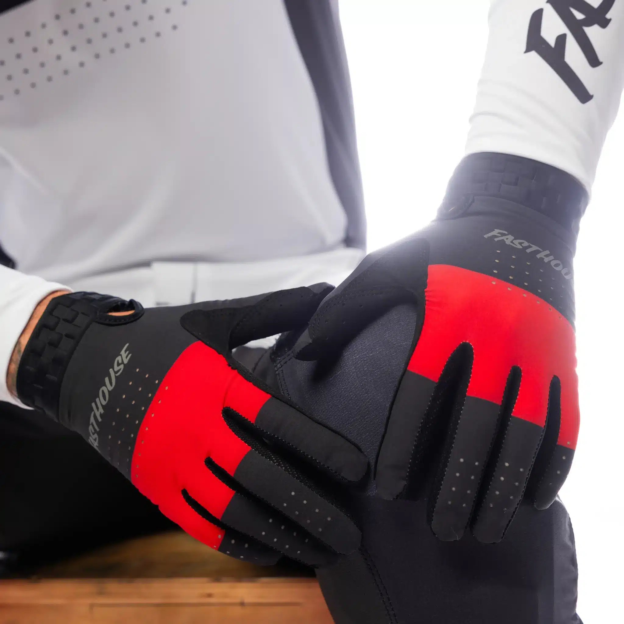כפפות Fasthouse Helix Monaco Glove מבט קדמי תקריב על מיגון TPU בגב היד מבט צד על כף היד Clarino® עיצוב Monaco עם לוגו Fasthouse ולולאת סגירה Velcro®