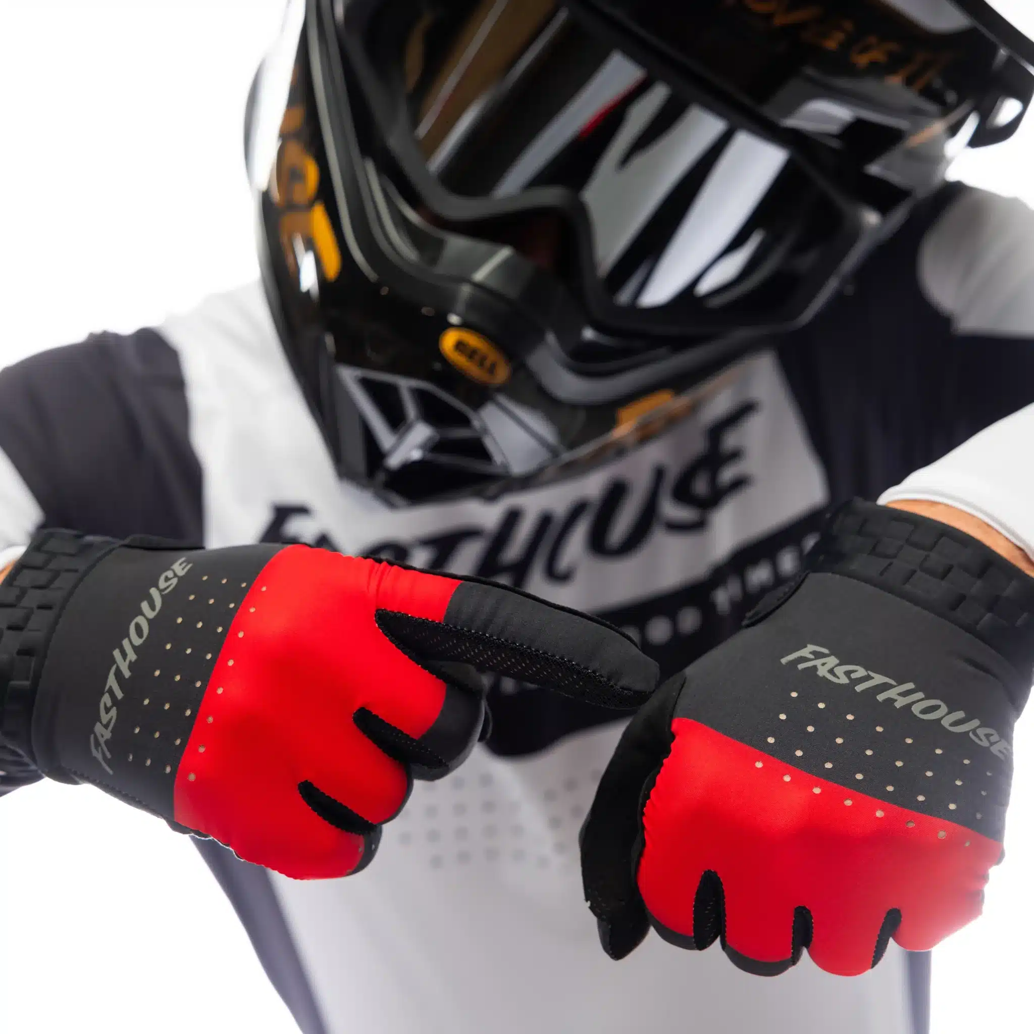 כפפות Fasthouse Helix Monaco Glove מבט קדמי תקריב על מיגון TPU בגב היד מבט צד על כף היד Clarino® עיצוב Monaco עם לוגו Fasthouse ולולאת סגירה Velcro®