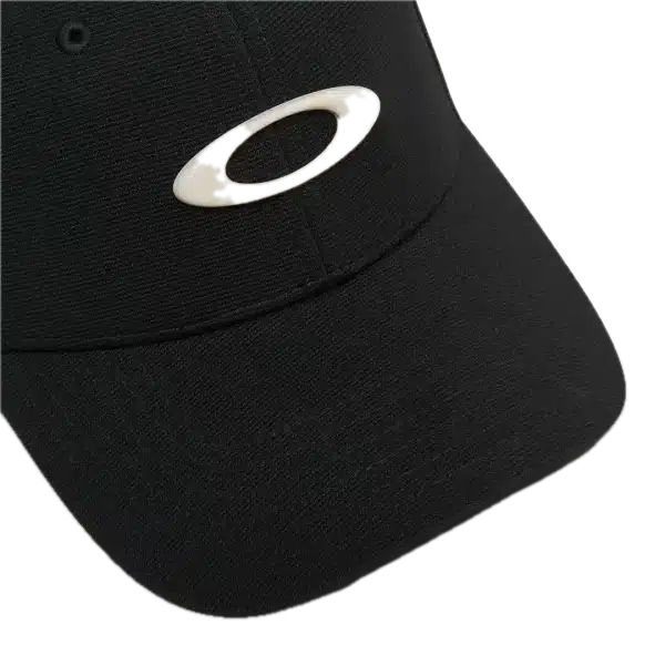 תקריב על לוגו מתכתי של Oakley בחזית