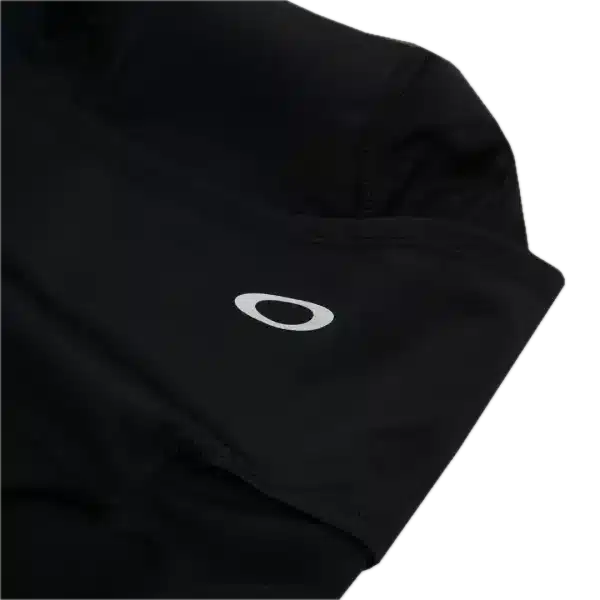 מסכת Oakley Backwoods Balaclava מבט קדמי מבט צד על מסכת Oakley עם פתח עיניים תקריב על בד נושם וגמיש של Oakley Balaclava מסכת Oakley Backwoods בשימוש תחת קסדת רכיבה
