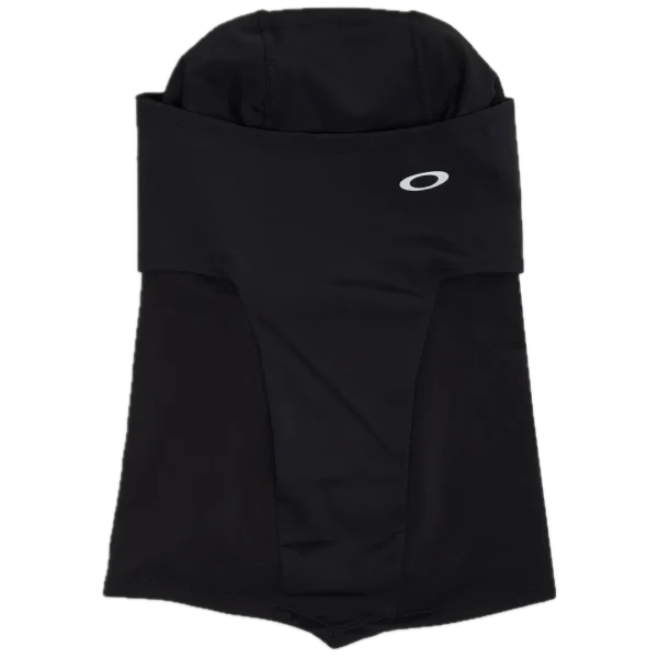 מסכת Oakley Backwoods Balaclava מבט קדמי מבט צד על מסכת Oakley עם פתח עיניים תקריב על בד נושם וגמיש של Oakley Balaclava מסכת Oakley Backwoods בשימוש תחת קסדת רכיבה