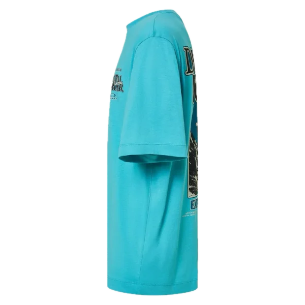 חולצת Oakley Futurescape Powder Tee מבט קדמי תקריב על ההדפס הגרפי בחזית מבט צד על חולצת Oakley Futurescape Powder מבט אחורי על חולצת Oakley בגזרה Boxy Fit