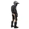 מכנס Fasthouse Off-Road Matox Pant מבט קדמי מבט צד על אזורי 4-Way Stretch בברכיים תקריב על חיזוקי העור באזור המגע עם מגף פאנלים מאווררים ועיצוב Matox עם לוגו Fasthouse