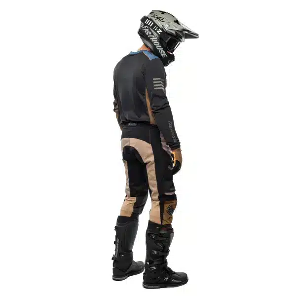 מכנס Fasthouse Off-Road Matox Pant מבט קדמי מבט צד על אזורי 4-Way Stretch בברכיים תקריב על חיזוקי העור באזור המגע עם מגף פאנלים מאווררים ועיצוב Matox עם לוגו Fasthouse