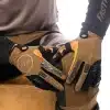 מבט צד על כף היד Clarino® וההדפס Fasthouse