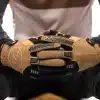 כפפות Fasthouse Off-Road Matox Glove מבט קדמי מבט צד על כף היד Clarino® וההדפס Fasthouse תקריב על קצות אצבעות עם סיליקון גריפ פאנלי Micro Mesh בין האצבעות לאוורור