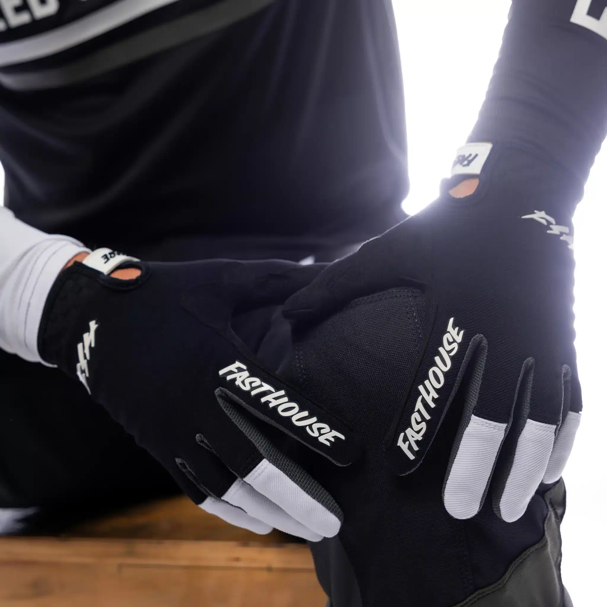 כפפות Fasthouse Speed Style Hudson Glove מבט קדמי מבט צד על כף היד Clarino® והדפס Hudson תקריב על סיליקון גריפ בקצות האצבעות עיצוב Fasthouse Hudson עם לוגו Fasthouse על גב היד