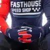 עיצוב Fasthouse Hudson עם לוגו Fasthouse על גב היד