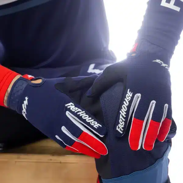 כפפות Fasthouse Speed Style Hudson Glove מבט קדמי מבט צד על כף היד Clarino® והדפס Hudson תקריב על סיליקון גריפ בקצות האצבעות עיצוב Fasthouse Hudson עם לוגו Fasthouse על גב היד