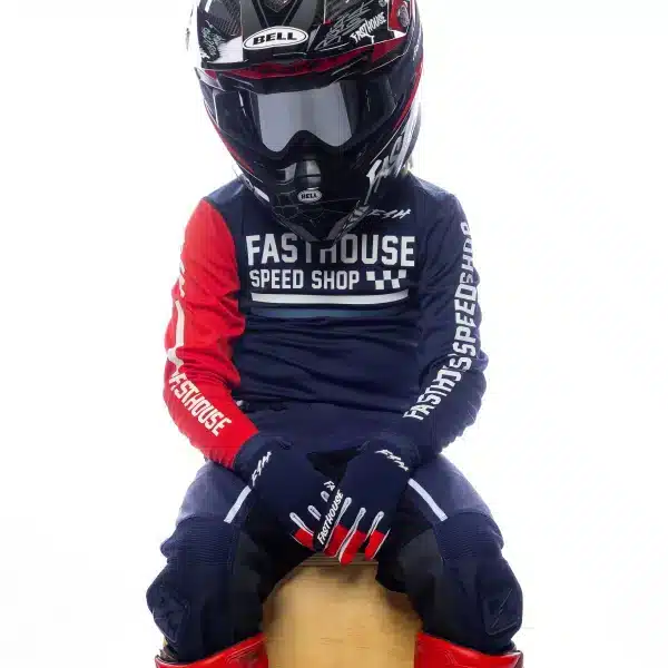 לוגו Fasthouse על החזה בעיצוב Grindhouse Youth