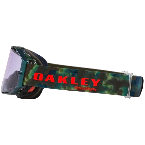 משקפי Oakley Airbrake MTB מותקנים על קסדת אופני הרים
