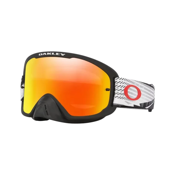 משקף אבק Oakley O Frame 2.0 Pro מותקן על קסדת שטח