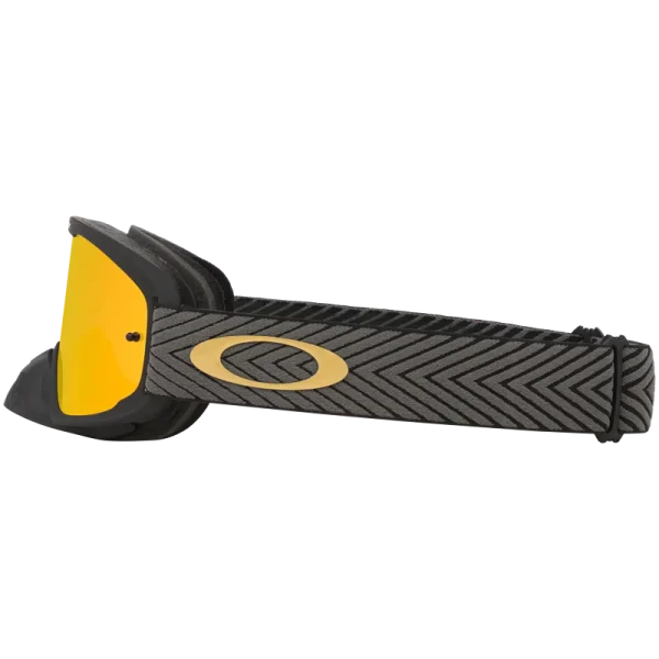 משקף אבק Oakley O Frame 2.0 Pro מותקן על קסדת שטח