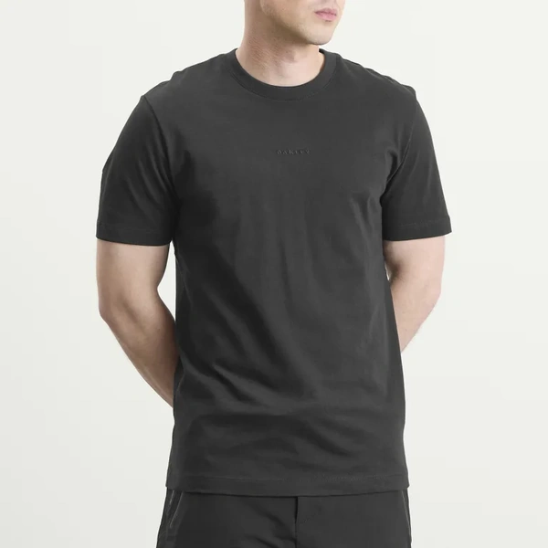 חולצת טי Oakley Futurescape Frog Tee שחורה מק"ט FOA407927-021 - תמונת לבוש - אחורי