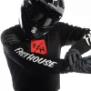 חולצת רכיבה פסטהאוס שחור - Fasthouse Carbon Echo LS Jersey מק"ט 215003-00 - תקריב - לוגו חזה