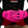 כפפות רכיבה פסטהאוס ורוד - Fasthouse Carbon Eternal Glove מק"ט 415000-80 - תקריב לבוש - יד על מותן
