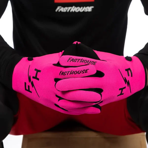 כפפות רכיבה פסטהאוס ורוד - Fasthouse Carbon Eternal Glove מק"ט 415000-80 - תקריב לבוש - יד על מותן