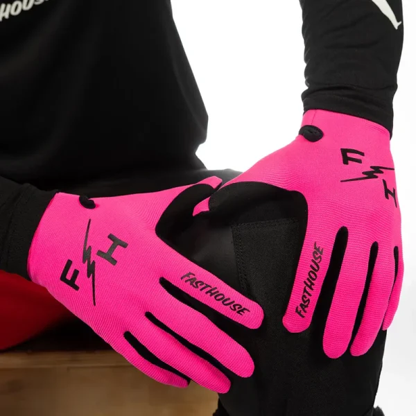 כפפות רכיבה פסטהאוס ורוד - Fasthouse Carbon Eternal Glove מק"ט 415000-80 - תקריב לבוש - כפות ידיים