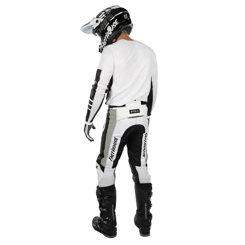 מכנס רכיבה פסטהאוס לבן שחור - Fasthouse Elrod React Pant מק"ט 310007-10 - תמונת לבוש - מבט אחורי
