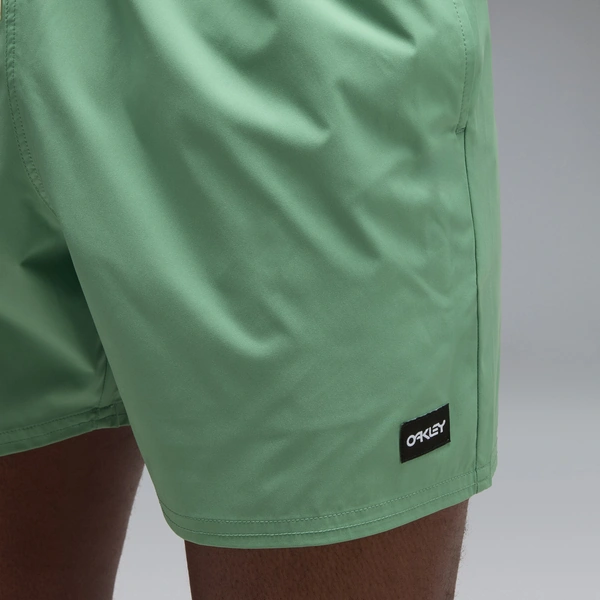 בגד ים Oakley Robinson RC 16 Beachshort ירוק מק"ט FOA404300-75I - תקריב - לוגו קדמי
