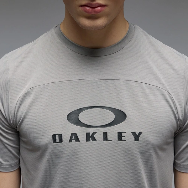 חולצת רכיבה אופניים Oakley Free Ride RC SS Jersey אפורה מק"ט FOA405471-314 - תקריב - לוגו