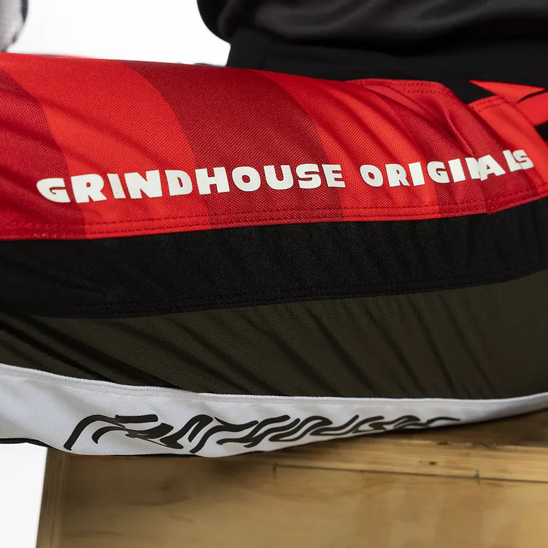 מכנס רכיבה פסטהאוס אדום שחור - Fasthouse Grindhouse Atomic Pant מק"ט 300009-40 - תקריב - כיתוב גב