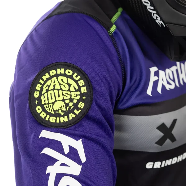 חולצת רכיבה פסטהאוס סגול שחור - Fasthouse Grindhouse Grimm Jersey מק"ט 200010-80 - תקריב - לוגו