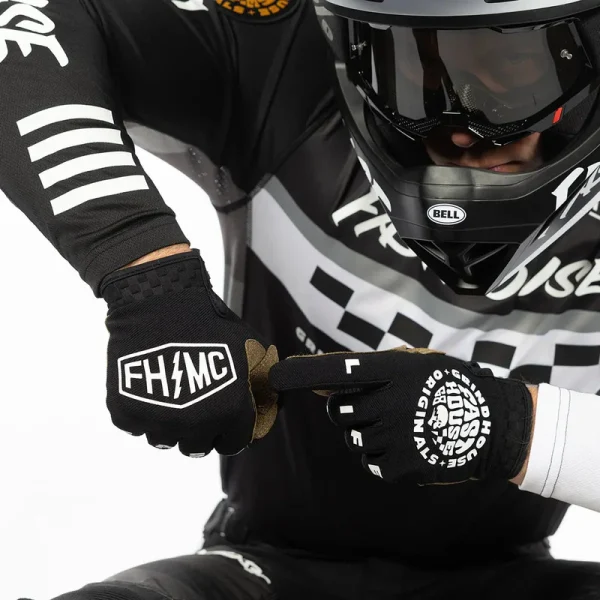 כפפות רכיבה פסטהאוס שחור - Fasthouse Speed Style Atomic Glove מק"ט 405012-00 - תקריב לבוש - יד