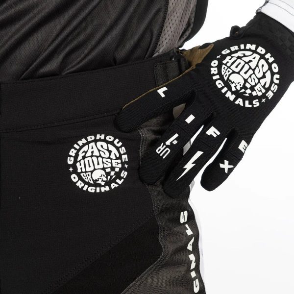 כפפות רכיבה פסטהאוס שחור - Fasthouse Speed Style Atomic Glove מק"ט 405012-00 - תמונת לבוש - תקריב זרוע