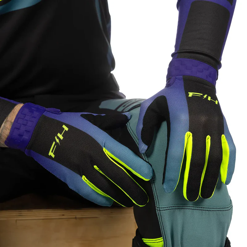 כפפות רכיבה פסטהאוס כחול שחור - Fasthouse Vapor React Glove מק"ט 420003-30 - תקריב לבוש - יד