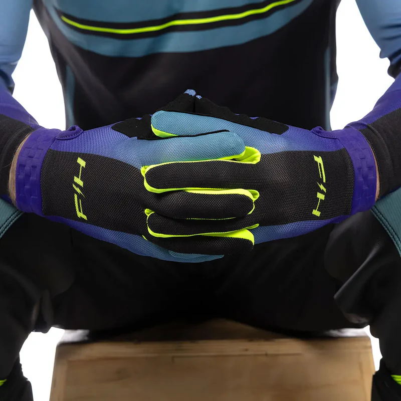 כפפות רכיבה פסטהאוס כחול שחור - Fasthouse Vapor React Glove מק"ט 420003-30 - תקריב לבוש - ישיבה