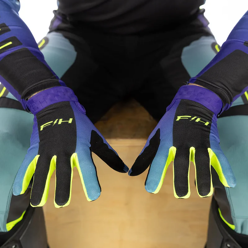 כפפות רכיבה פסטהאוס כחול שחור - Fasthouse Vapor React Glove מק"ט 420003-30 - תקריב לבוש - כפות ידיים