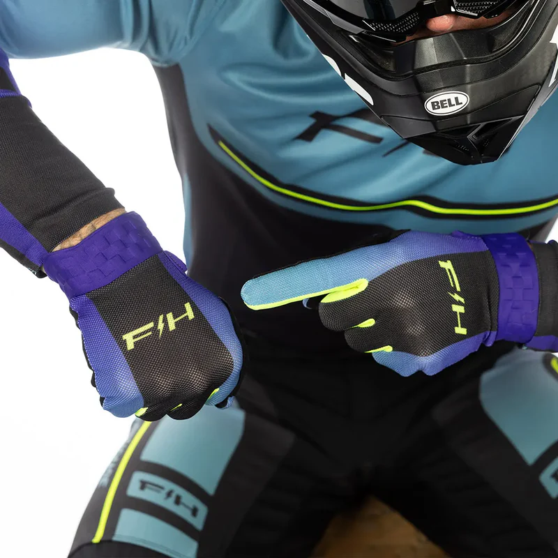 כפפות רכיבה פסטהאוס כחול שחור - Fasthouse Vapor React Glove מק"ט 420003-30 - תקריב לבוש - יד מצביעה